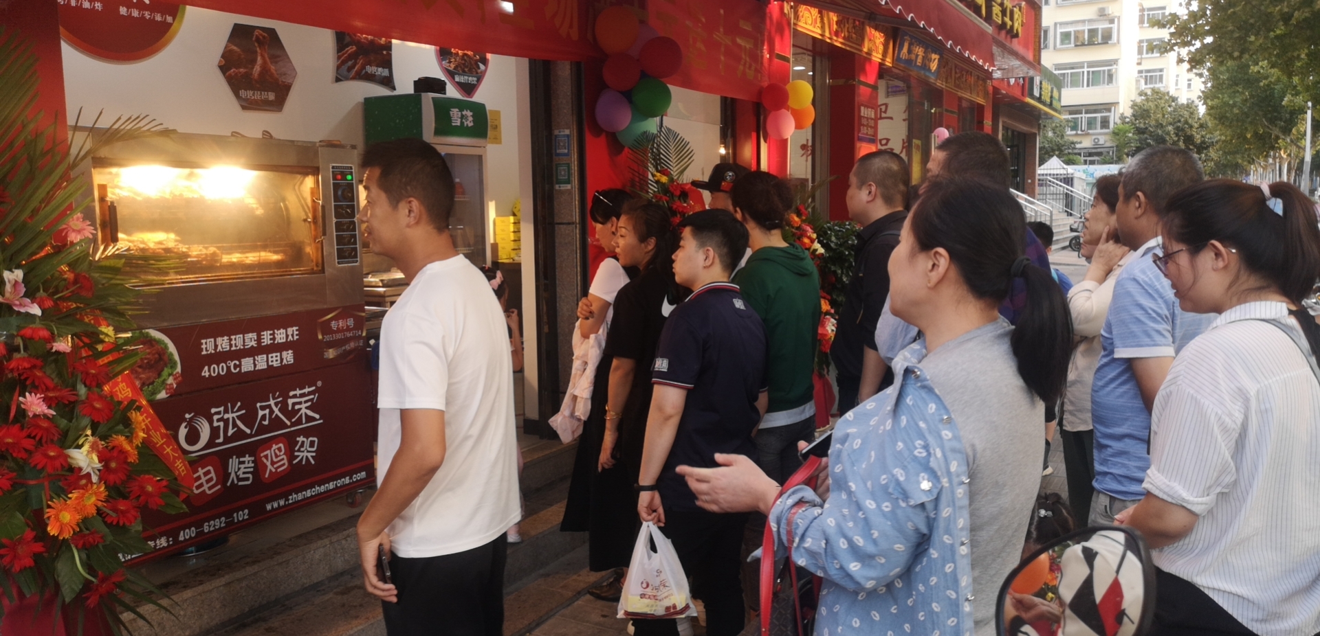 張成榮電烤雞架特色小吃倡導者