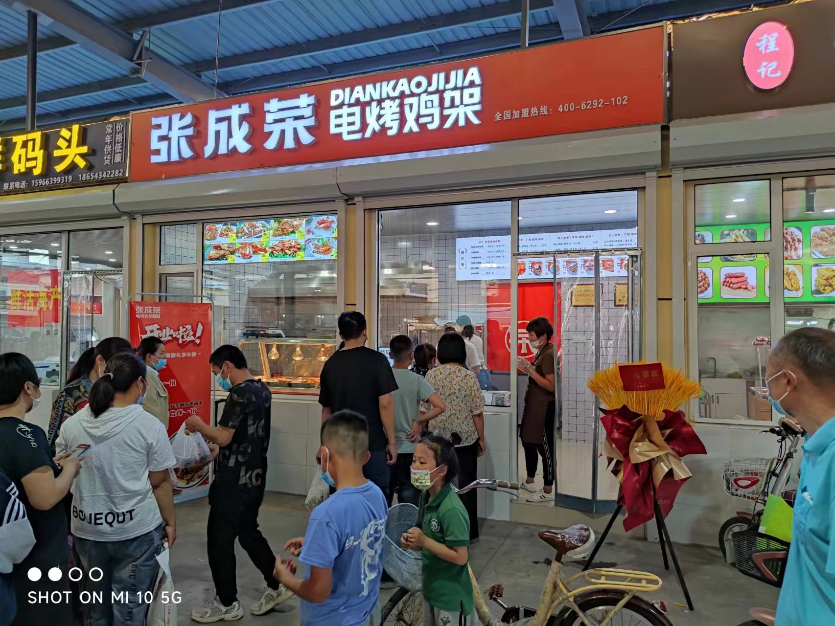 小伙創(chuàng)業(yè)開電烤雞架加盟店，生意紅火月入兩萬！